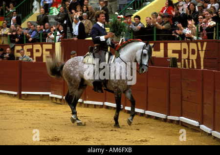 Jerez De La Frontera Fermin Bohorquez Blumen aus dem Publikum nach seiner Rejoneo akzeptieren Stockfoto