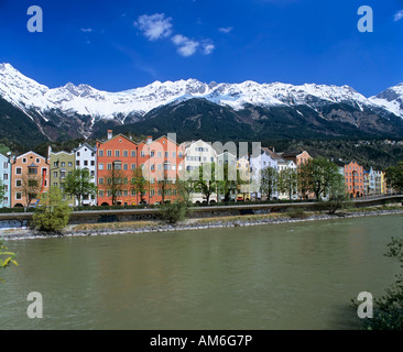 Häuserzeile, Mariahilf, Gasthaus, Karwendel, Innsbruck, Inntal, Tirol, Österreich Stockfoto