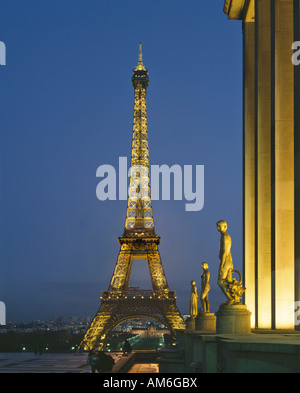 Eiffelturm in der Abenddämmerung betrachtet vom Palais de Chaillot Paris Frankreich Stockfoto