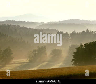 Brechen der Morgenröte in der Nähe von Vachenlueg und Teisendorf, Berchtesgadener Land, Oberbayern, Deutschland Stockfoto