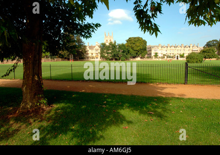 Ansicht des Merton College in Oxford am Christ Church Meadow vom breiten Weg Stockfoto