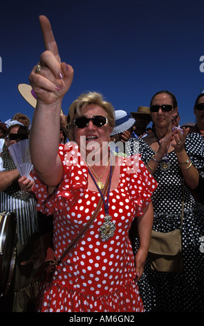 Die Wallfahrt nach El Rocio, führt durch den Nationalpark Coto Donana eine Frau singt ein Lied flamenco Stockfoto