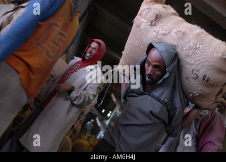 Äthiopische Männer mit 60kg Säcke Kaffee im Central warehouse-Addis Ababa, Äthiopien Stockfoto