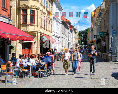 Die Straße ist Haga Nygata in der charmanten Viertel Haga in Göteborg, Schweden, vollgepackt mit Cafés und Geschäften. Stockfoto