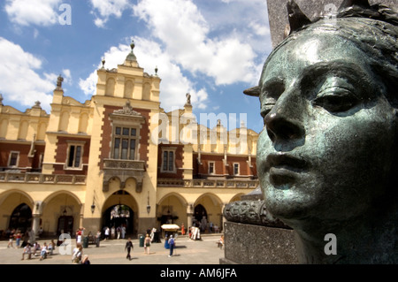 Statue vor Tuchhallen am Market Square Krakau Polen (siehe Beschreibung) Stockfoto