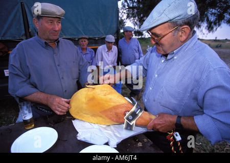 Almonte Coto Donana Saca de Yeguas die Cowboys genießen einen Schinken Stockfoto