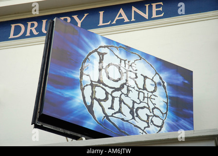 Plakatwerbung der Herr der Ringe-Theaterproduktion mit Drury Lane Schild im Hintergrund, London, England, 2007 Stockfoto