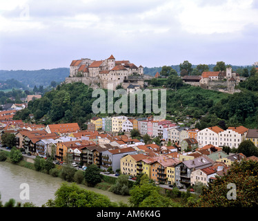 Altstadt mit Schloss, eine der Salzach Burghausen, Landkreis Altötting, Oberbayern, Deutschland Stockfoto