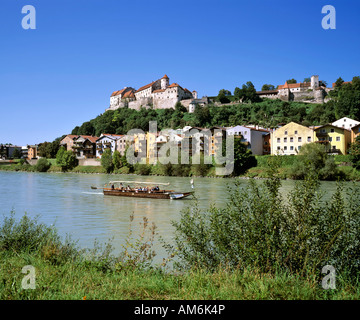 Altstadt mit Schloss, eine der Salzach Burghausen, Landkreis Altötting, Oberbayern, Deutschland Stockfoto