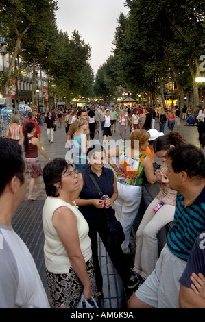 Las Ramblas. Freunde und Familie treffen am frühen Abend auf La Rambla belebten Fußgängerzone. Barcelona. Spanien Stockfoto