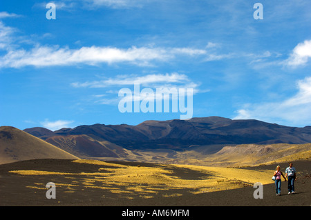 Ein paar Besucher auf Payunia genießen Sie einen Spaziergang in der abgelegenen und Stille Landschaft dieser geschützten und einzigartige Reserve Stockfoto