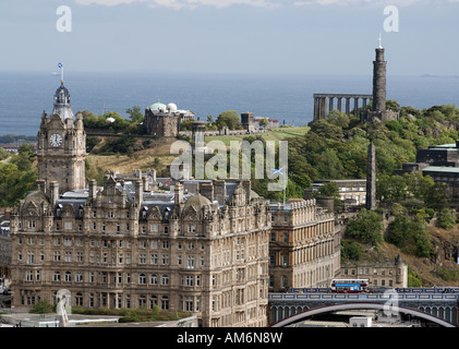 allgemeine Ansicht von Edinburgh mit Balmoral Hotel und Nelsons Denkmal Nationaldenkmal Observatorium Calton Hill zu überbrücken Stockfoto