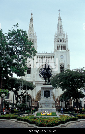 Parque Bolivar und gotischen Stil erbaute Kathedrale, Guayaquil, Ecuador Stockfoto