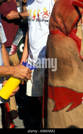 Arboc Besprühen mit Wasser, um zu verhindern, während der Ball de Diables brennen Stockfoto