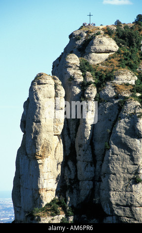 Montserrat ein Kreuz auf einem seltsam geformte Bergrücken Stockfoto