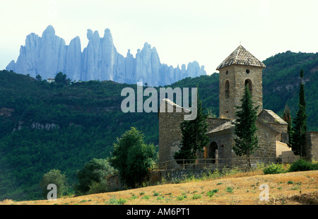 Montserrat Form eine Kirche mit der Quote Bergrücken im Hintergrund Stockfoto