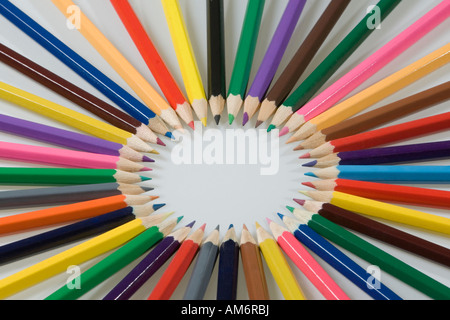 Aufgenommen mit einem niedrigen Winkel kreisförmig angeordneten Spitzen Buntstifte Stockfoto