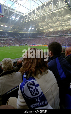 Schalke 04-Fußball-Club ein Bundesliga-Spiel in der Veltins Arena in Gelsenkirchen, Nordrhein-Westfalen, Deutschland. Stockfoto