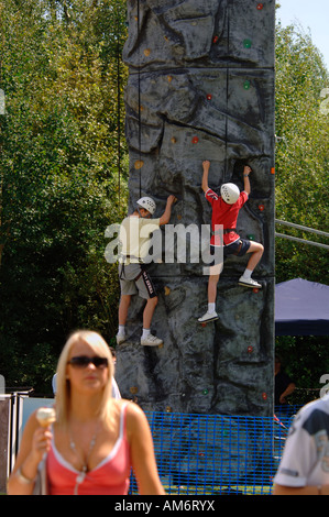 Zwei Jungs eine künstliche Felswand erklimmen. Stockfoto