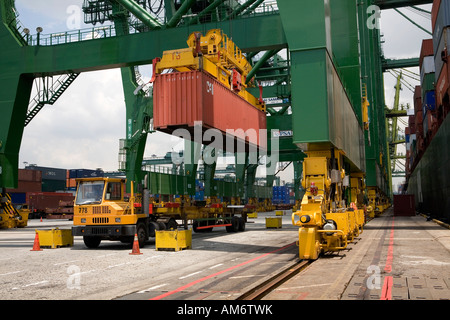 Maschinen be- und Entladen von Frachtschiffe im Hafen von Singapur Stockfoto