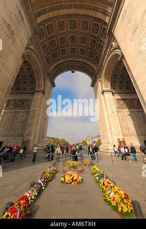 Grab des unbekannten Soldaten auf dem Arc de Triomphe in Paris, Frankreich Stockfoto