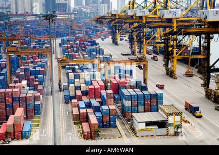 Container gestapelt zusammen im Hafen von Singapur Behörde PSA in Singapur Stockfoto