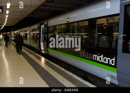 Londonmidland Zähler Klasse 350/1 Desiro Bahn - Euston Station - London Stockfoto