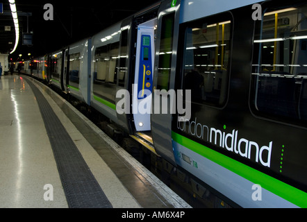 Londonmidland Zähler Klasse 350/1 Desiro Bahnhof Euston Station London Stockfoto