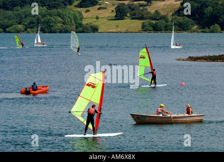 Windsurfen, Rudern & Segeln auf Carsington Süßwasserreservoirs In Derbyshire, England. Stockfoto