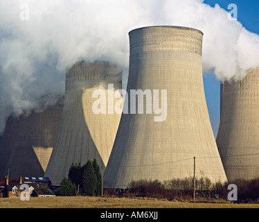 Kühltürme Zwerg ein Bauernhaus am Ratcliffe-on-Soar Kohle befeuerten Kraftwerks, Nottingham, UK Stockfoto