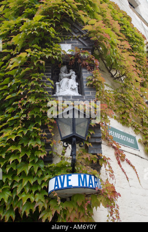 Eine Statue der Madonna mit Kind an einer Straßenecke in Brügge Belgien Dienstag, 17. Juli 2007 an der Ecke des Ave Maria und Peerdenst Stockfoto