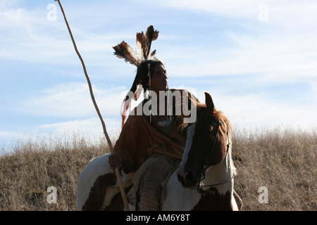 Ein Native American Indian Mann Standortwahl ohne Sattel auf einem Pferd reiten die Prärie von South Dakota Stockfoto