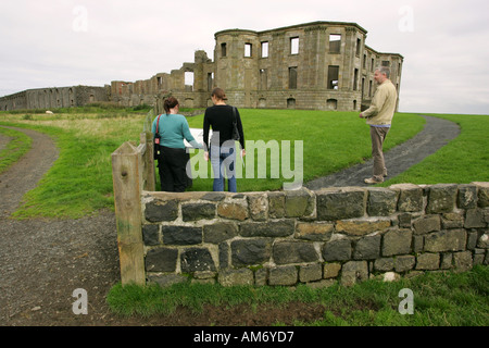 Touristen die Informationstafel am Eingang zu den Ruinen der Downhill Haus Co Londonderry im Norden Irlands Küste zu lesen Stockfoto