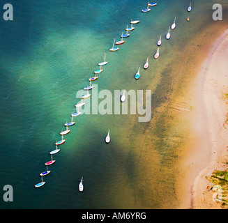 Luftaufnahme von einer Reihe von Yachten vertäut am Fluss Beaulieu. Hampshire. VEREINIGTES KÖNIGREICH. Stockfoto