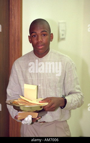 Mann Alter 20 Halteplatte Sammlung an Baptist Kirche. St Paul Minnesota USA Stockfoto