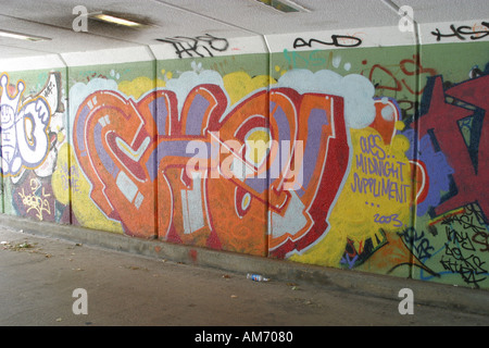 Graffiti auf eine Unterführung in Swindon, Wiltshire Stockfoto