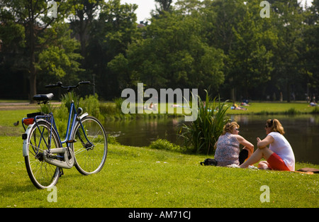 Zwei Frauen sitzen in einem Park, Vondelpark, Amsterdam, Niederlande Stockfoto