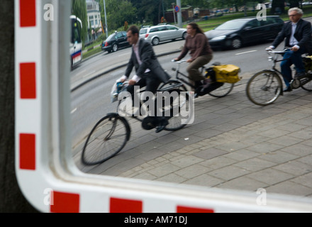 Radfahrer in einem Spiegel, Amsterdam, Niederlande Stockfoto