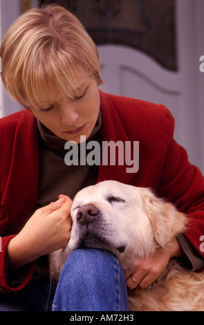 Frau und älteren Hund (15 Jahre alte Golden Retriever)-Australien Stockfoto