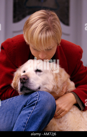 Frau und älteren Hund (15 Jahre alte Golden Retriever)-Australien Stockfoto