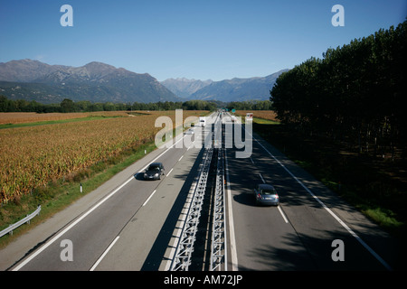 Autobahn A5. Torino-Aosta in der Nähe von Ivrea. Stockfoto