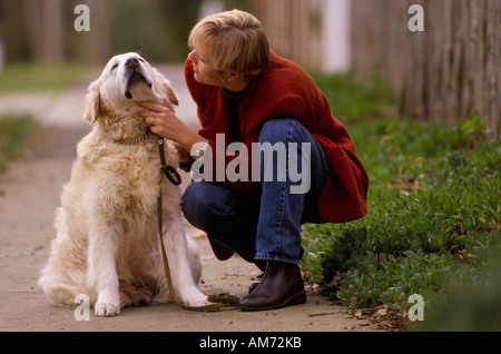 Frau und älteren Hund (15 Jahre alte Golden Retriever) Australien, Horizontal, Stockfoto