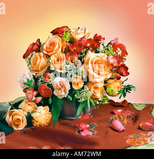 Studio arrangiert bunten Strauß Strauß gelber Rosen Blumen in einer Vase auf einem hellen Hintergrund Stockfoto