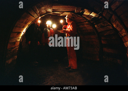 Besucher mit Guide ein ehemaliger Bergmann in unterirdischen Tunnel bei Big Pit National Coal Museum Blaenavon South Wales UK Stockfoto