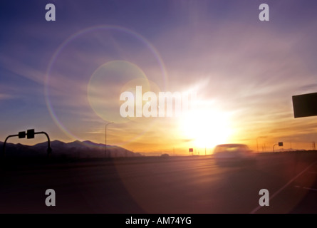 Kurz vor Einbruch der Dunkelheit, ich gefangen genommen Fahrzeuge pendeln nach Hause nach der Arbeit entlang der Interstate 80, nahe der Innenstadt von Salt Lake City, Utah, USA. Stockfoto