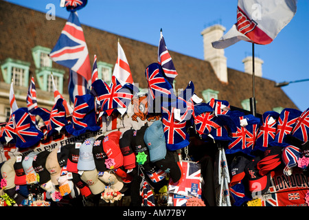 London, England und britische Erinnerungsstücke und Andenken einschließlich Kappen. Fahnen und t-shirts Stockfoto