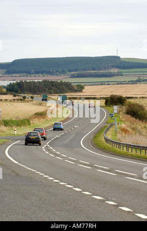 PKW und LKW auf der A1-Straße in Schottland reisen Stockfoto