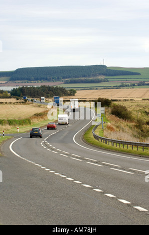 PKW und LKW auf der A1-Straße in Schottland reisen Stockfoto