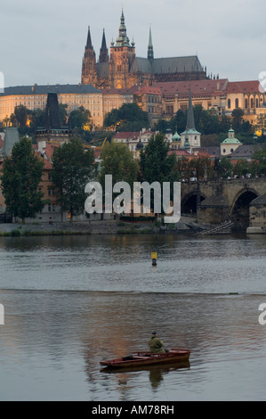 Abendstimmung auf der Moldau mit der Hradschin und St. Veit Kathedrale im Hintergrund, Prag, Tschechische Republik Stockfoto