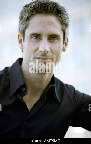 Portrait Mann im schwarzen Hemd Stockfoto